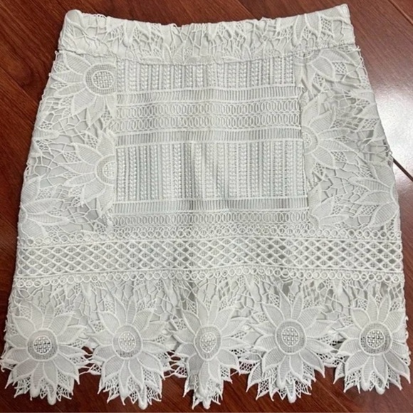 Topshop Mini Skirt Size 4 White Lace Sunflower Design Back Zipper Decorative Hem - Picture 5 of 7